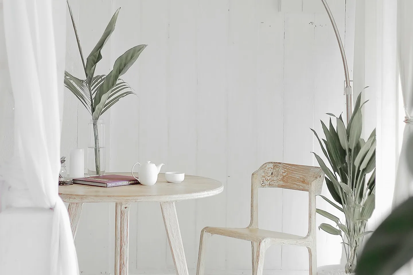 Mobilier en bois clair dans un intérieur naturel
