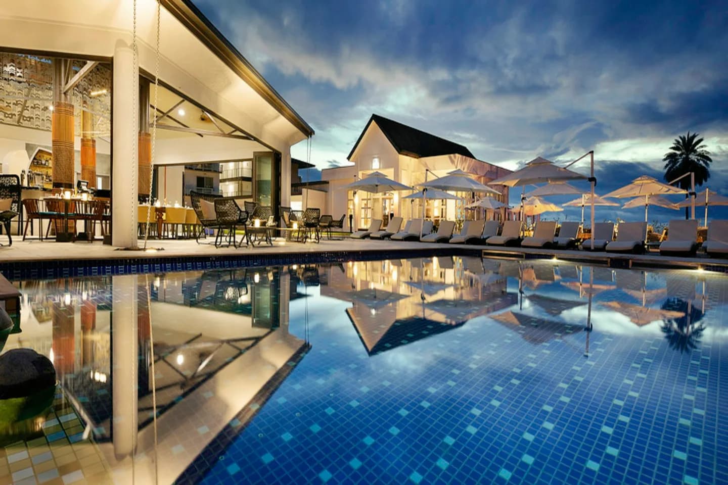 Hôtel au crépuscule reflété dans sa piscine